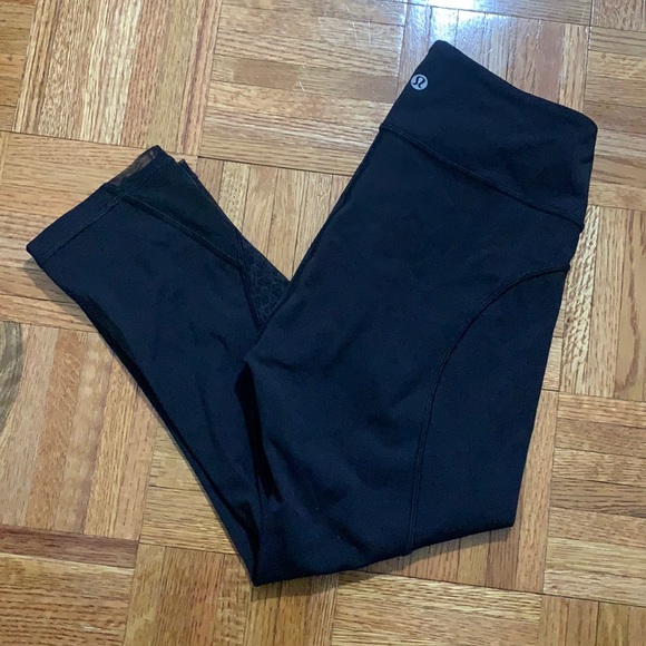 Lululemon Cropped Leggings with lace / mesh ( ‘Twisted and Train Crop’ ) Size 4 - Picture 2 of 6